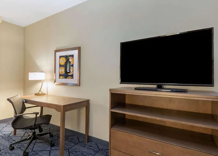 La Quinta Inn & Suites By Wyndham Kansas City Beacon Hill